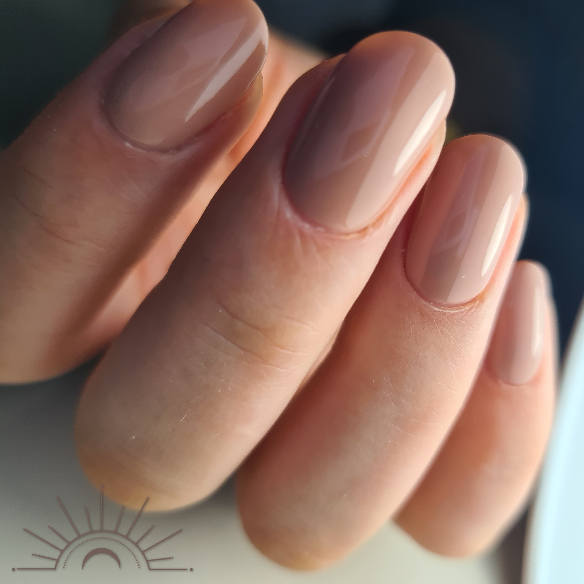Nude gellak op korte ovale nagels