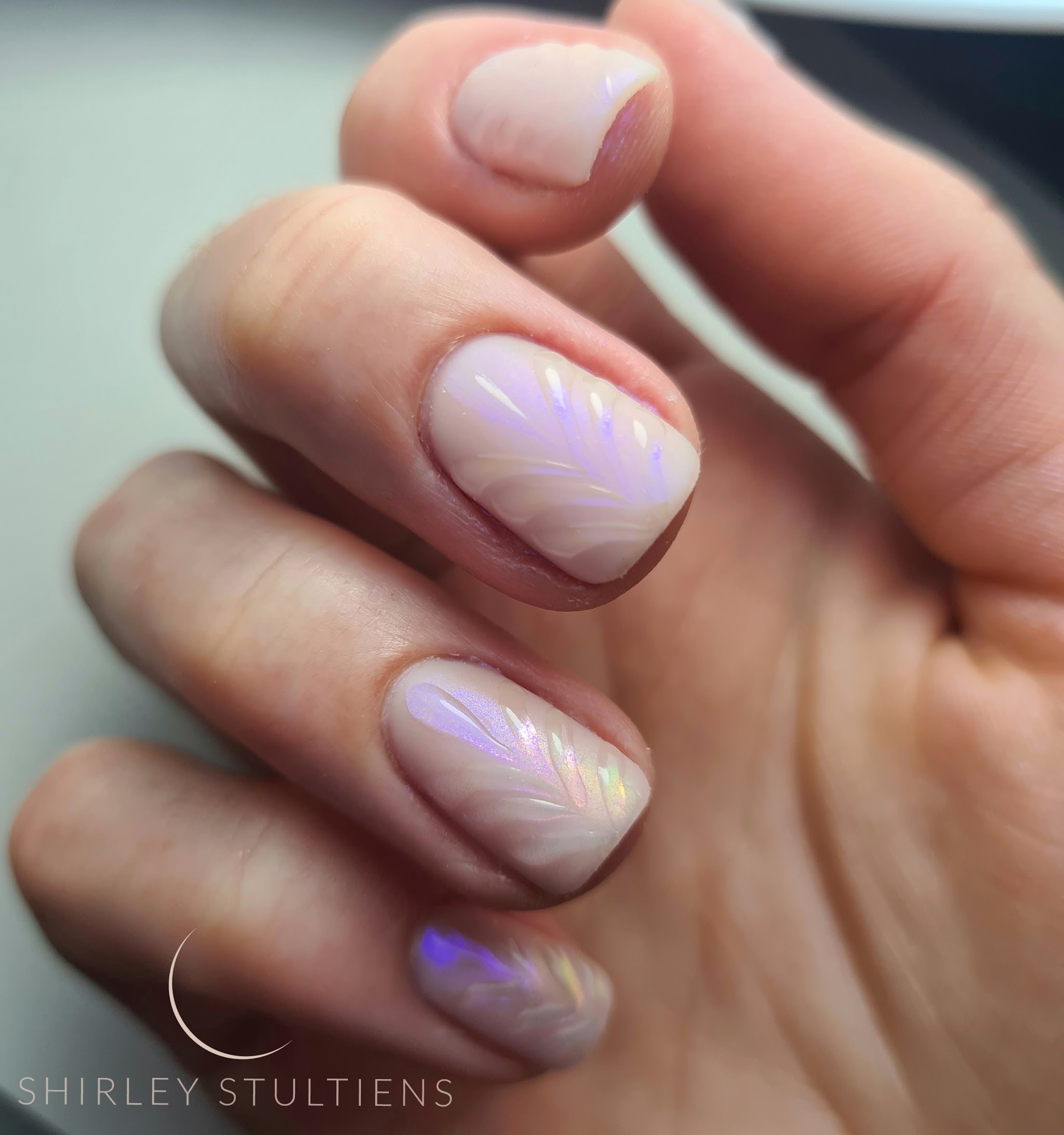 Melkroze nagels met lila chrome veertjes