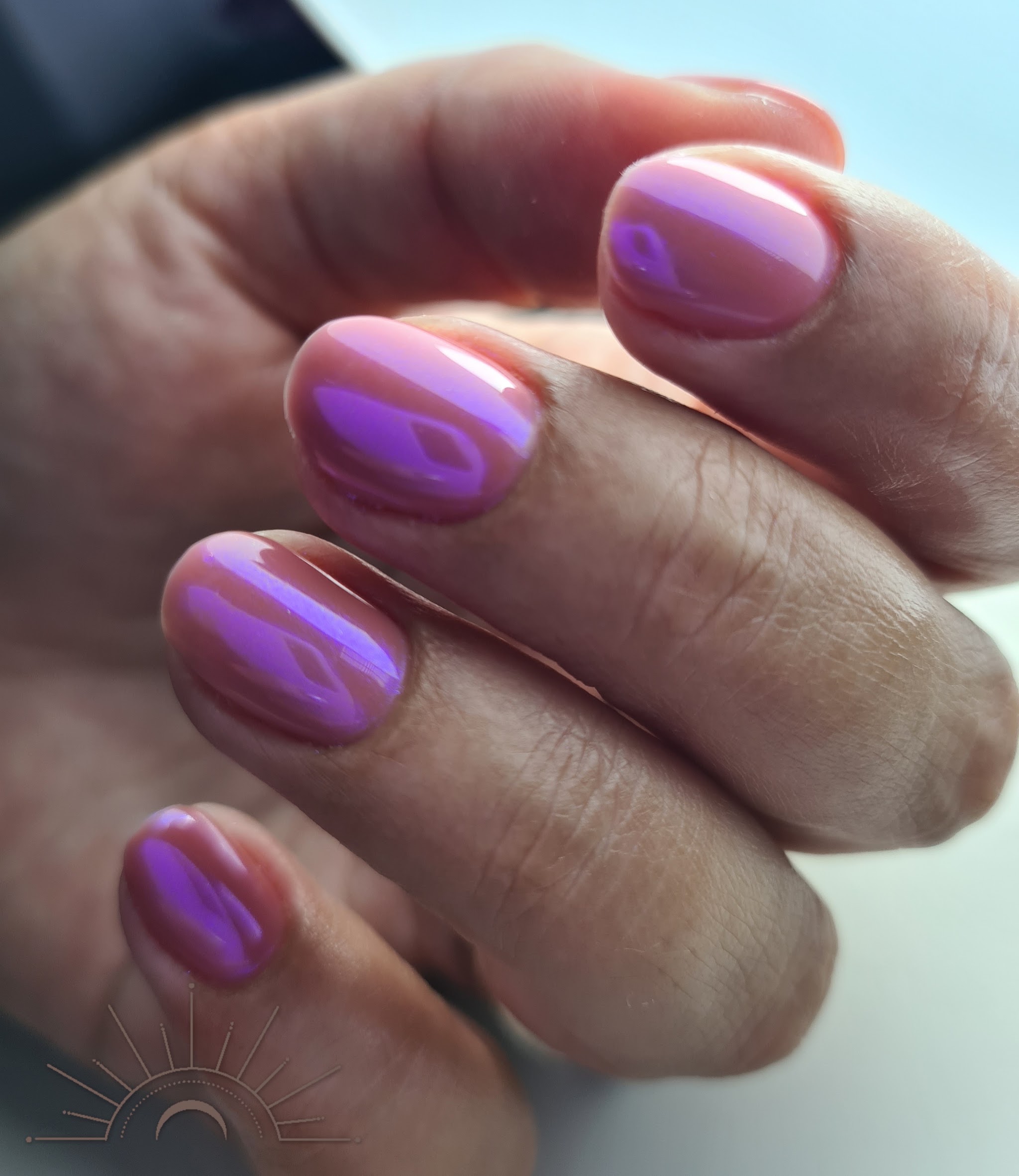Roze nagels met paarse chrome glans