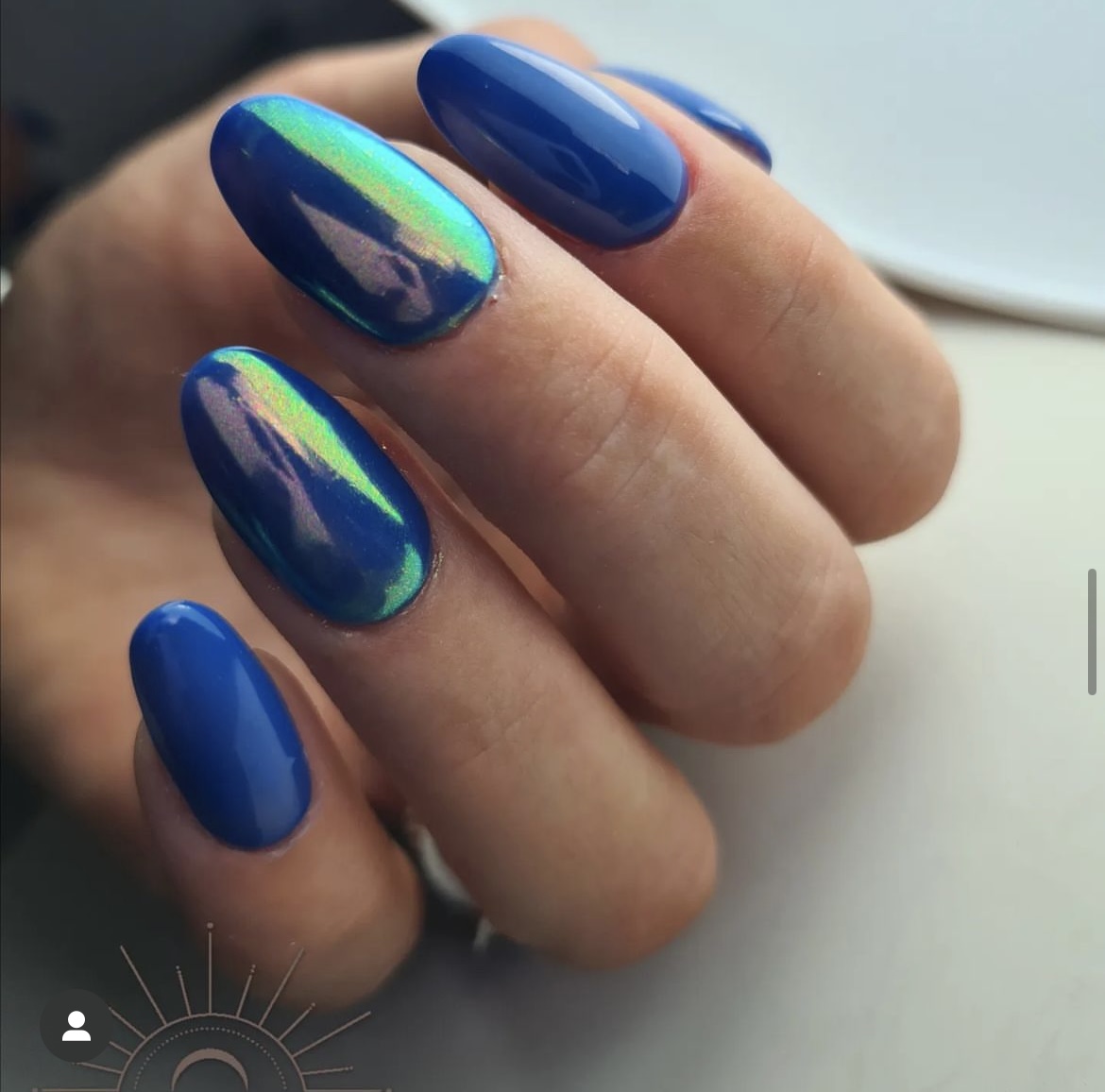 Donkerblauwe nagels met holografische chrome accentnagels, foto van Maudy